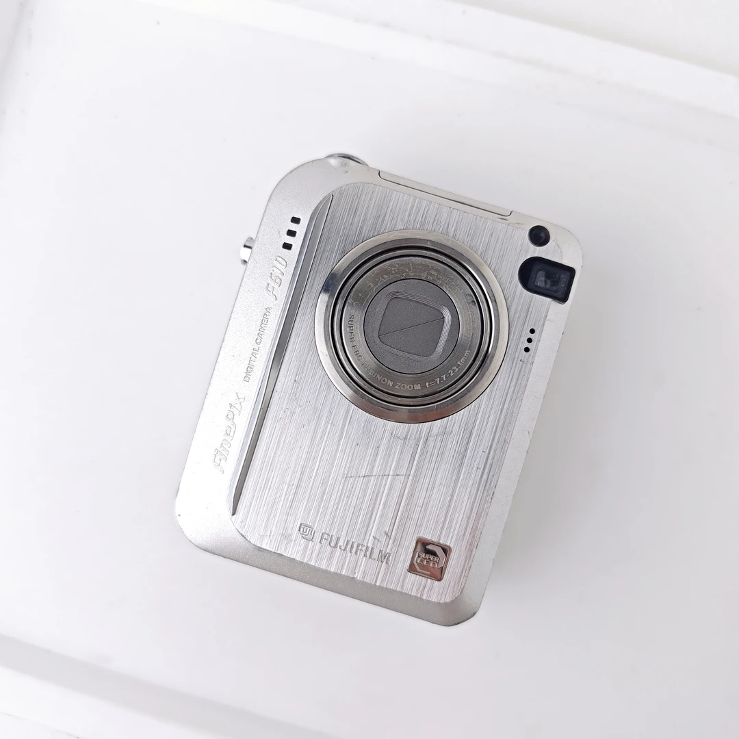 9新 Fujifilm/富士 f610 送xd卡600万像素 自备读卡器