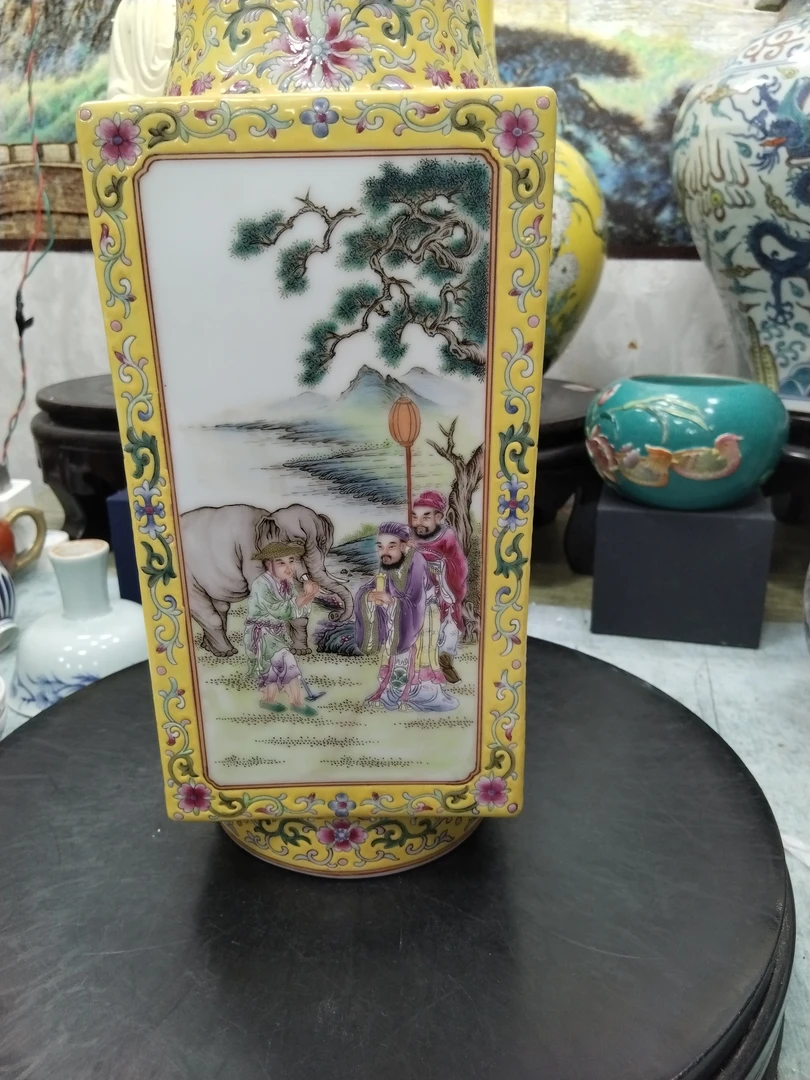 珐琅彩人物图四方瓶