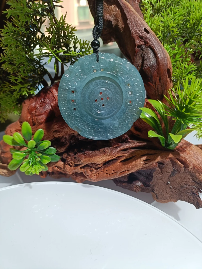 天然翡翠a货危料，双龙护主，时来运转仿古吊坠