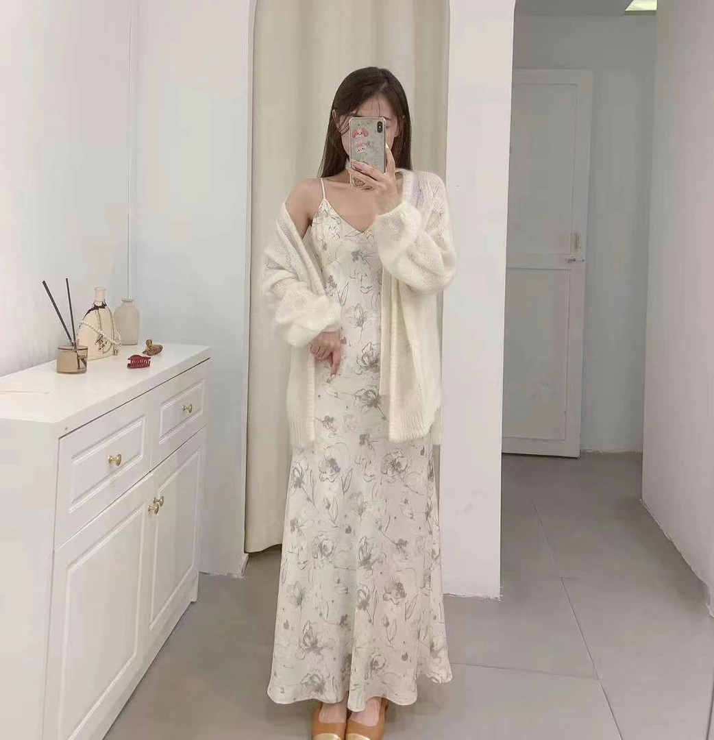 白色羊毛开衫+杏色碎花吊带裙两件套