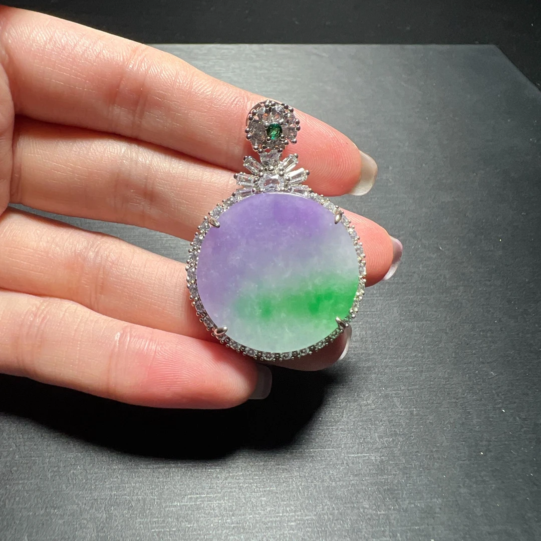 Y18天然翡翠春带彩圆牌吊坠