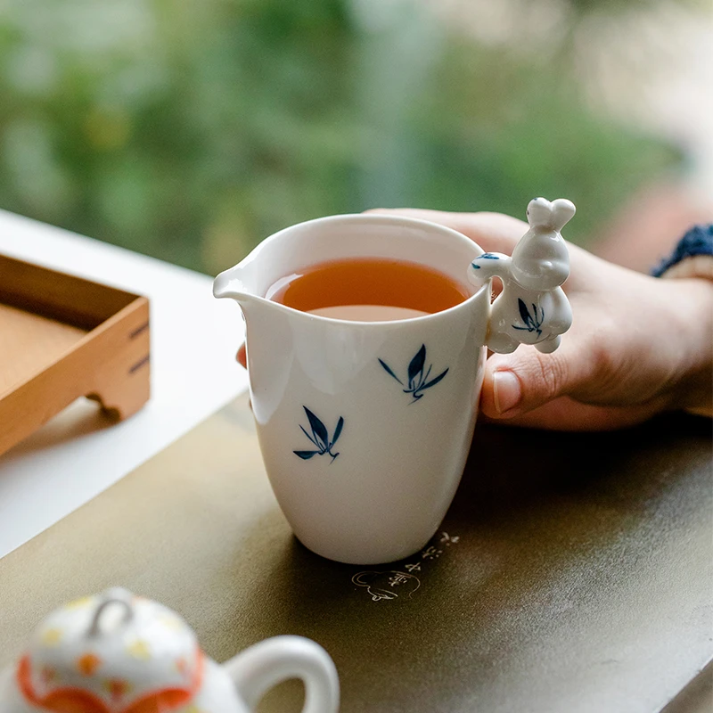 白瓷纯手绘蝴蝶兰花陶瓷鹰嘴直筒公道杯带手工兔子挂件茶具分茶器