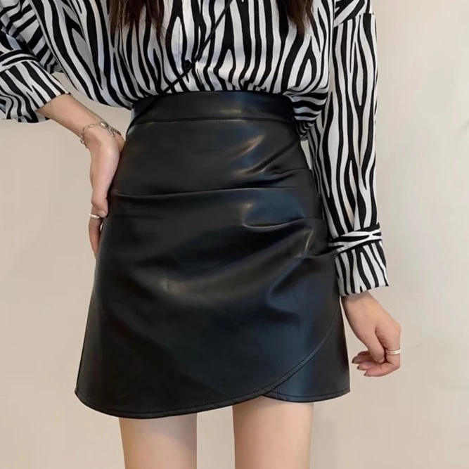 大码黑色不规则皮裙半身裙女秋冬新款高腰褶皱防走光包臀a字短裙