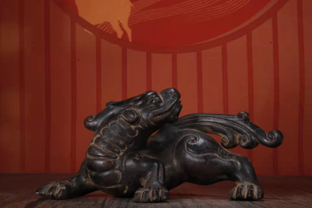 紫砂回头貔貅泥料紫泥尺寸长16厘米/9厘米/9厘米