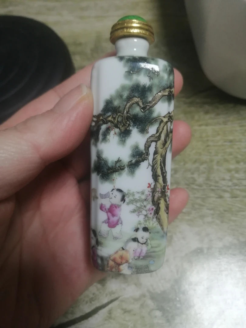 粉彩三羊开泰鼻烟壶