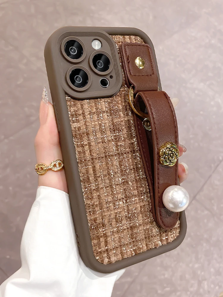 ins秋冬绒布小香风山茶花腕带适用iPhone15ProMax防摔手机壳