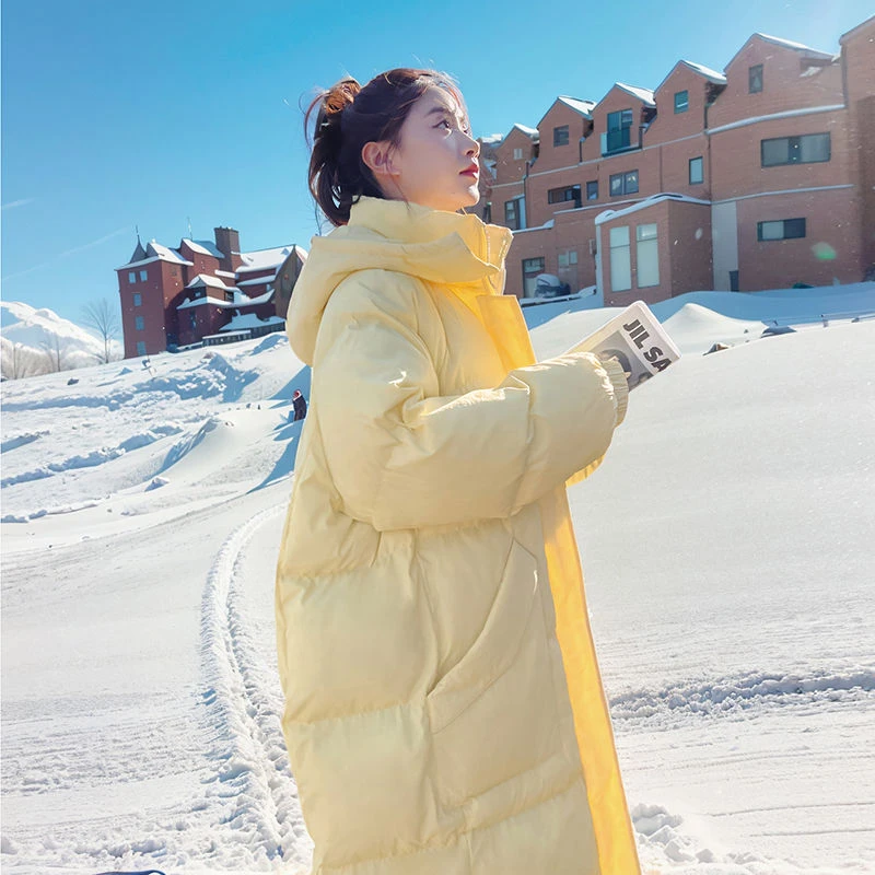 艾菜依羽绒服奶油黄中长款过膝面包服女韩版连帽2023冬季新款甜美