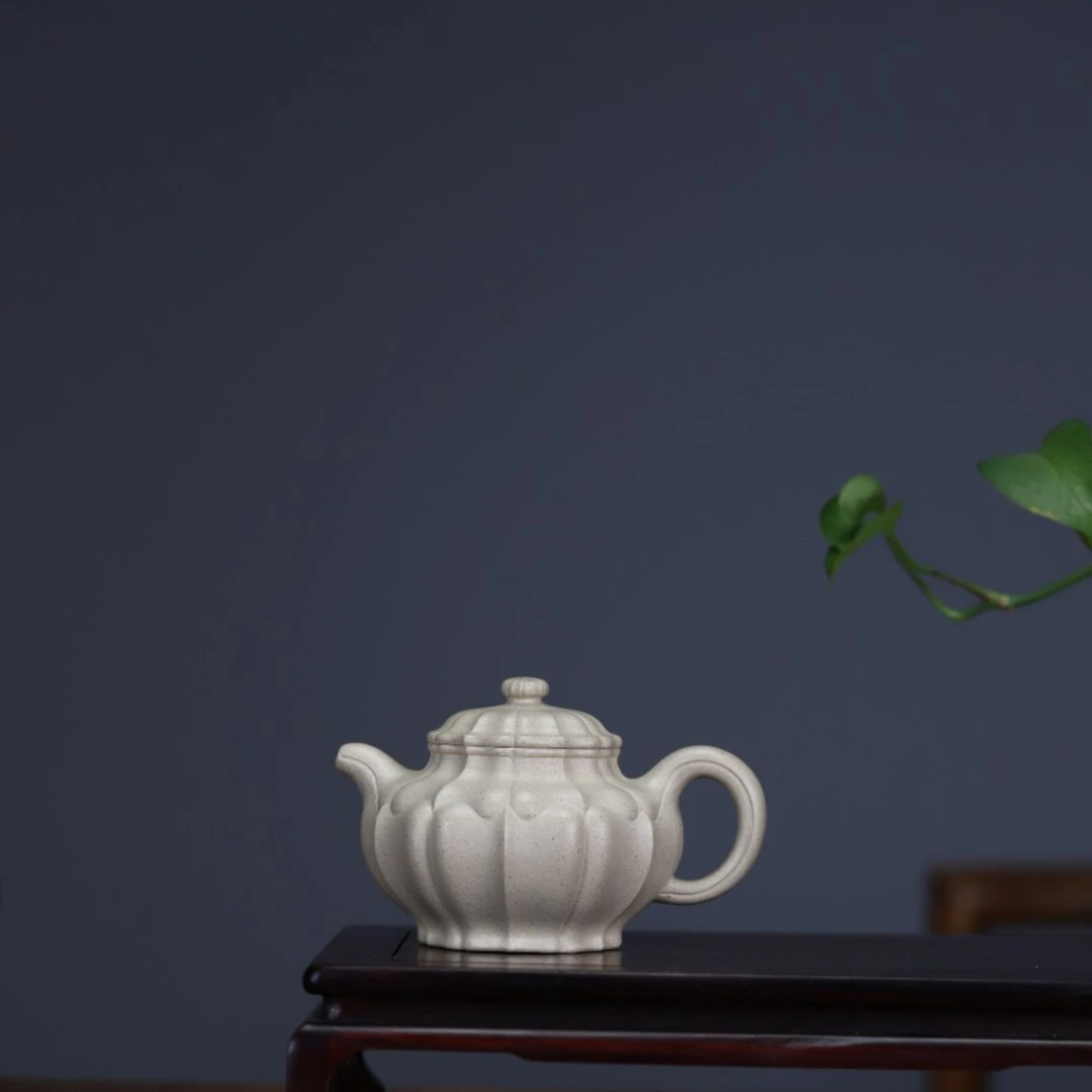 《本绿菱花掇只》宜兴黄龙山原矿绿泥全手工紫砂壶