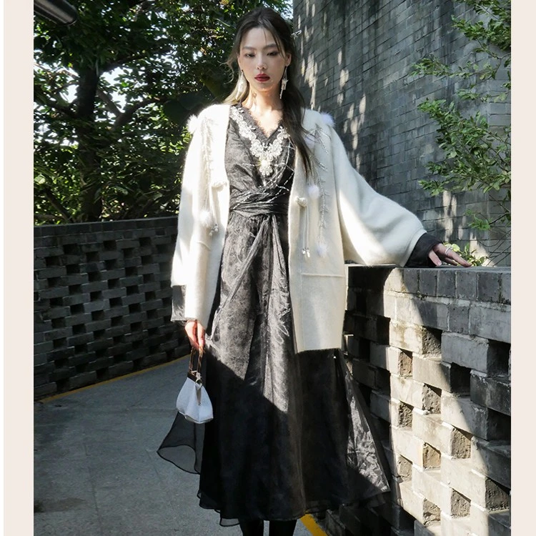 手工水钻蕾丝V领连衣裙搭针织毛外套