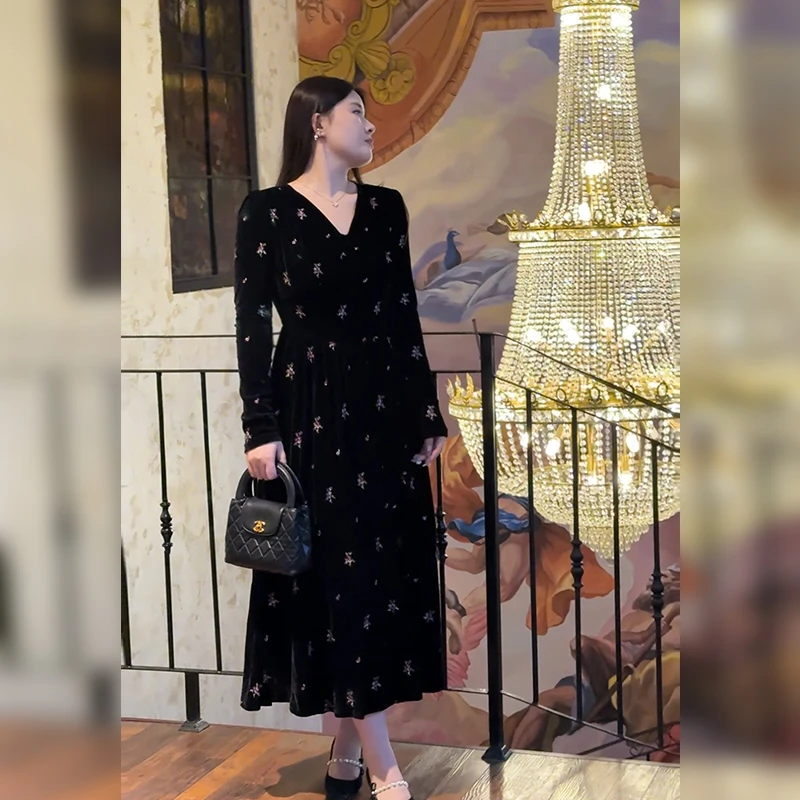 现货速发 【楹曲花开】  复古优雅V领黑色丝绒刺绣连衣裙微胖mm显瘦