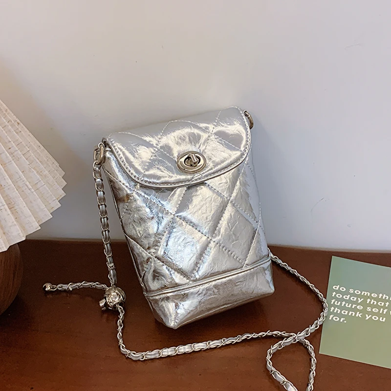 今年流行银色小包包女2024新款菱格手机包时尚百搭链条单肩斜挎包