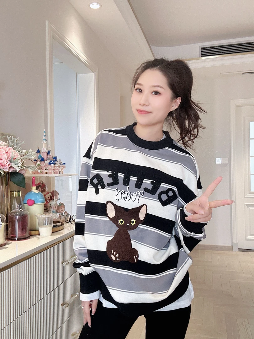 【乖巧德文】张凯凯-大版1150秋宽松落肩重工刺绣女装间条圆领卫衣