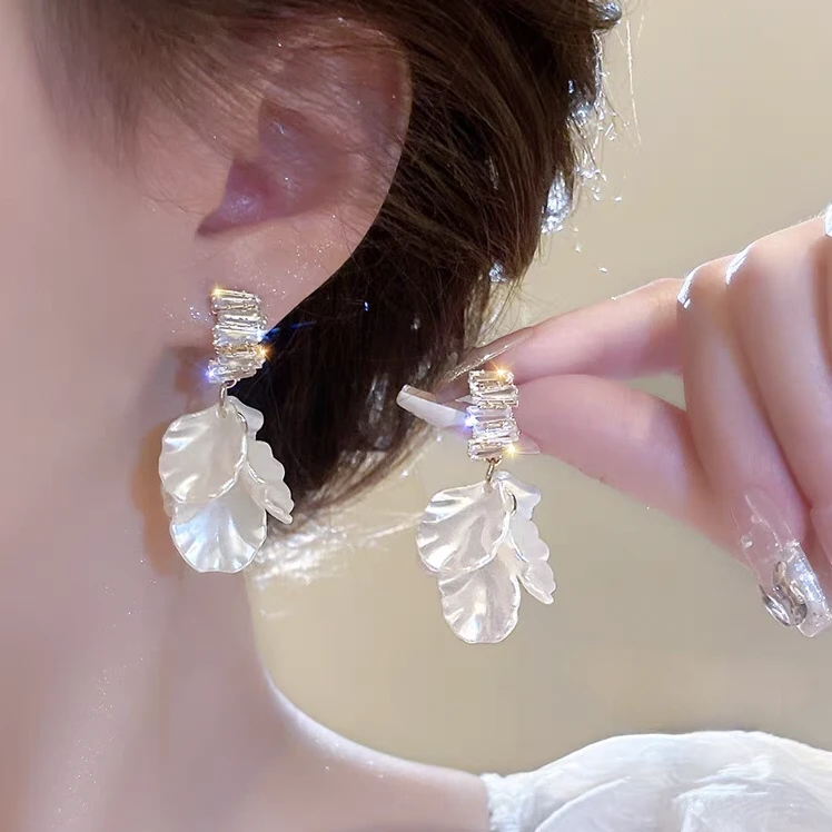 铜合金耳饰 时尚白色花瓣耳坠小众超仙度假风百搭仙气耳饰E1482