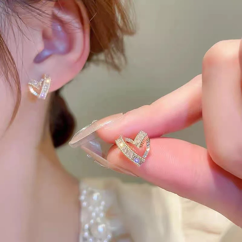 铜合金耳饰 小巧精致爱心耳钉设计感立体高级时尚心形耳饰E1418