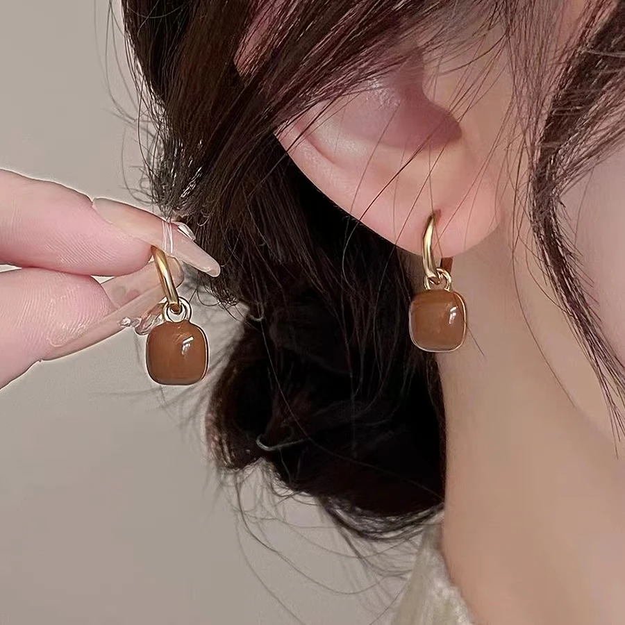 铜合金耳饰 几何美拉德耳扣小巧咖色百搭通勤日常时尚耳饰E034