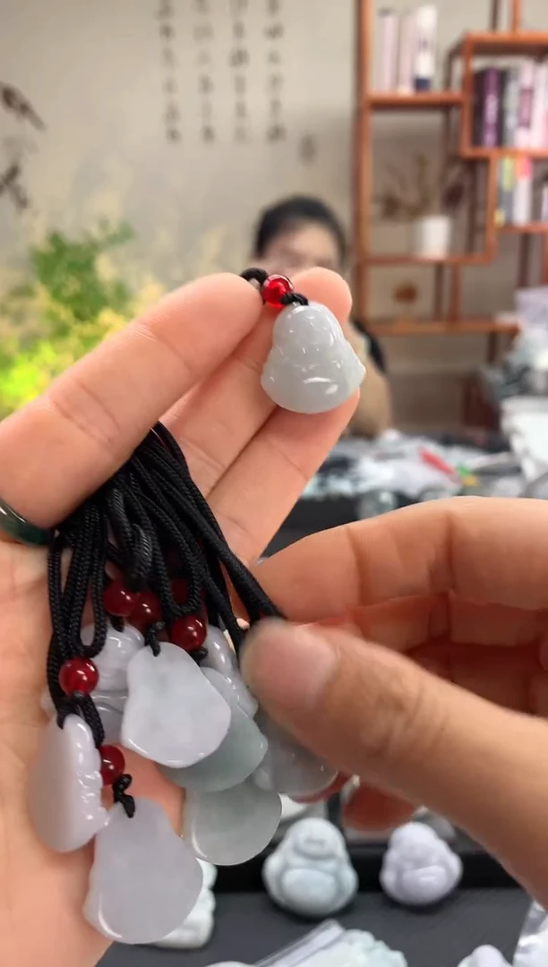 【闪购商品】翡翠吊坠(赠链)未镶嵌小佛公 多样性发一件