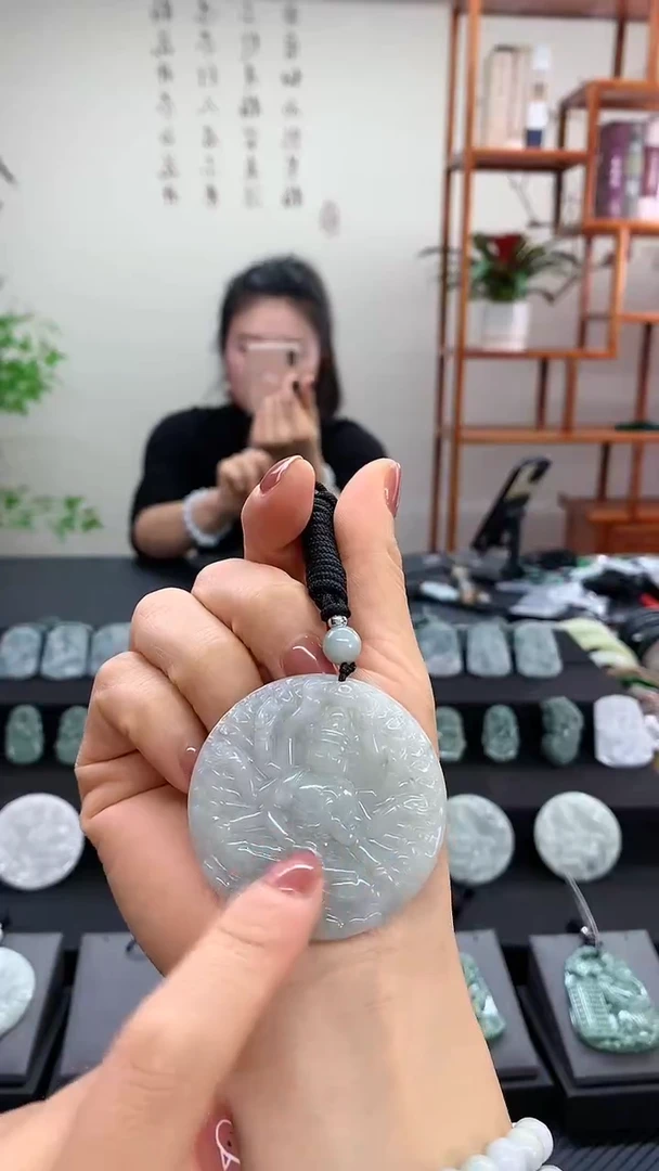 【闪购商品】翡翠吊坠(赠链)未镶嵌千手观音 圆牌白