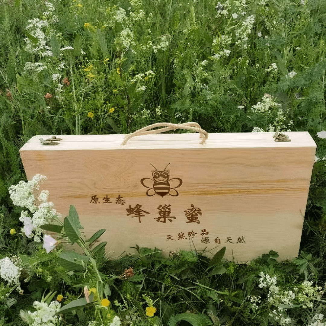 新疆黑蜂蜂巢蜜，每盒五至六斤，成熟封盖蜜天然