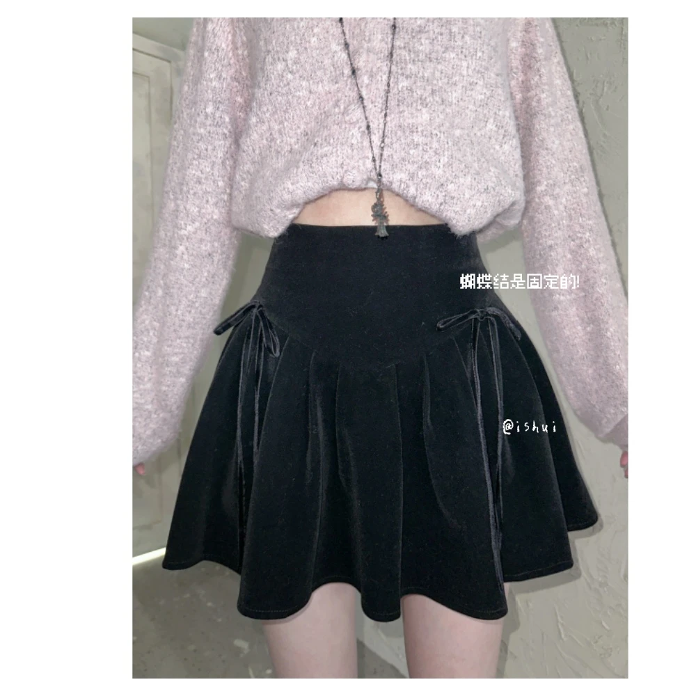 ishui-傲娇天使-很难做!黑色短款丝绒显瘦秋冬气质时尚百褶裙