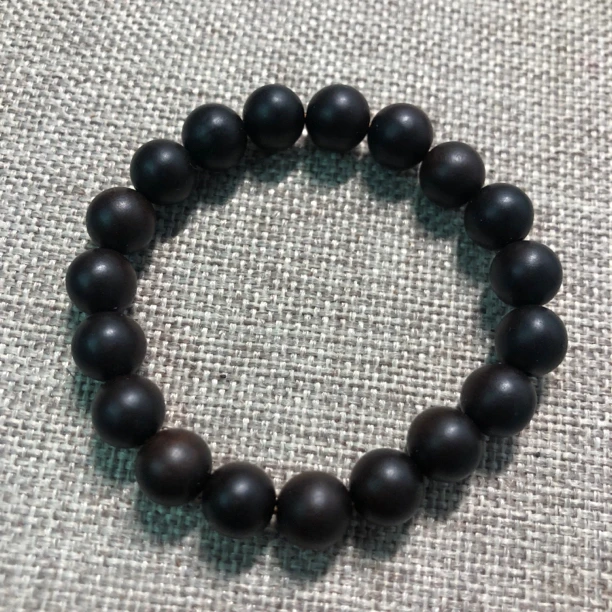 雷击枣木雷焦玉化单圈手串，直径1.0cm。