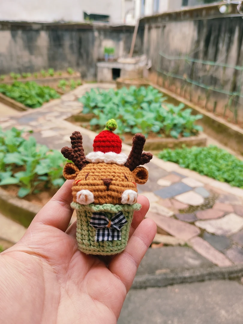 手工钩织圣诞鹿玩偶
