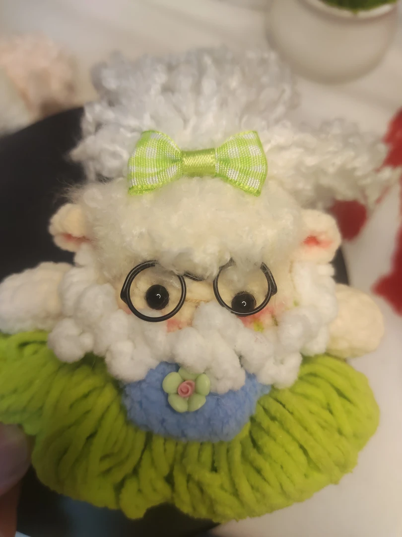 手工钩织小羊玩偶