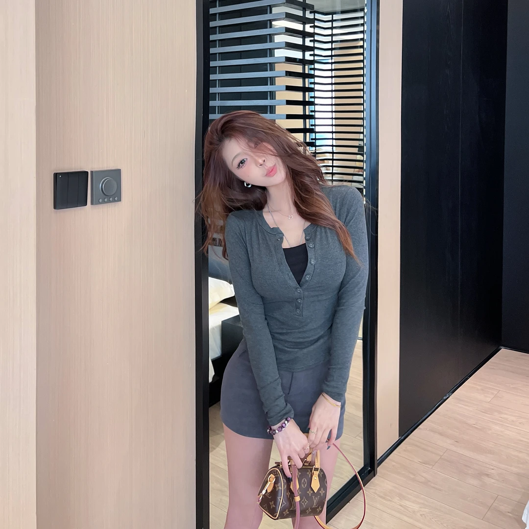 2024新款设计感修身显瘦长袖t恤女春秋季v领正肩纽扣打底衫小众