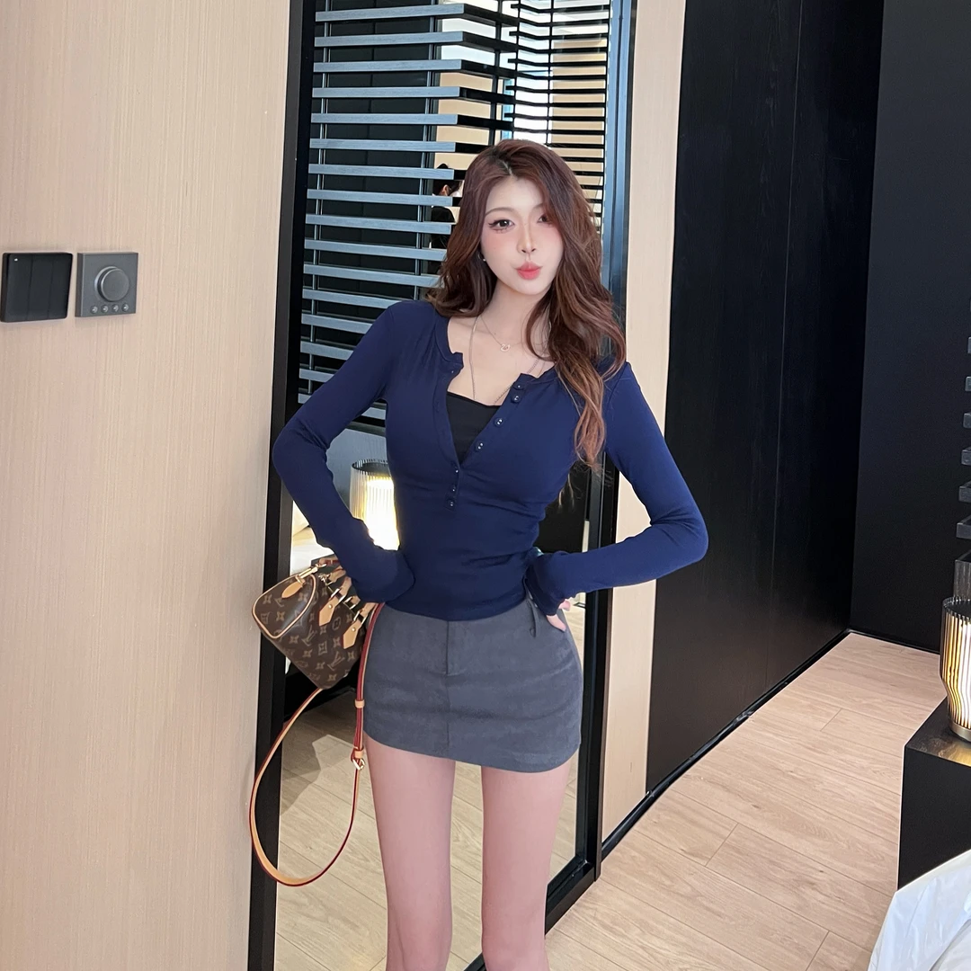 2024新款高级感修身显瘦长袖t恤女春秋季v领正肩纽扣打底衫小众