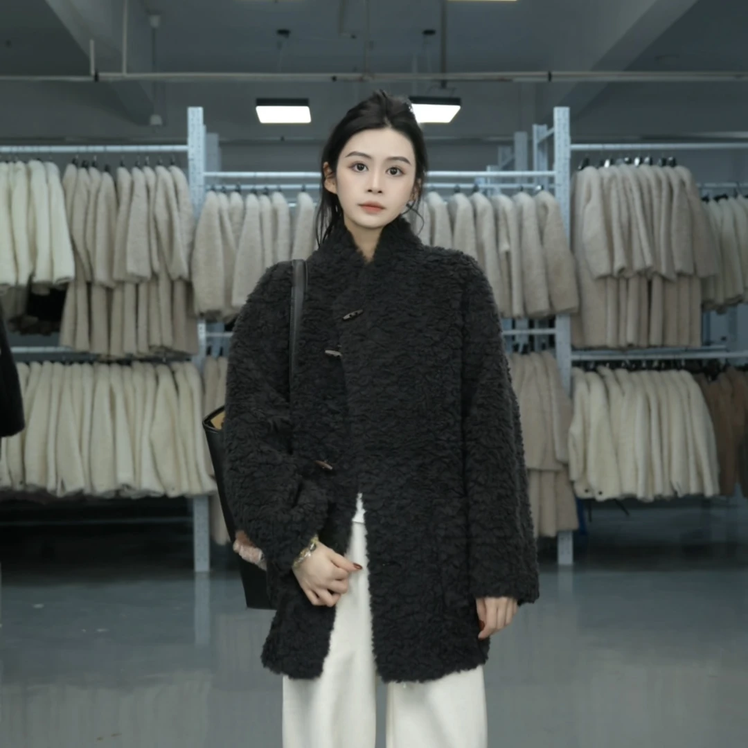 【赫柏服饰】新中式牛角扣100绵羊毛25冬季新款羊剪绒外套女中长款