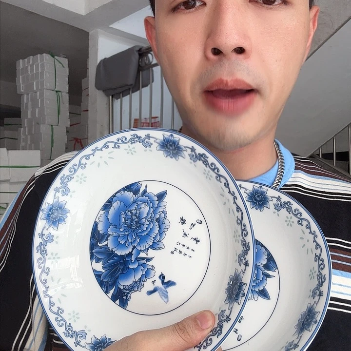 两个陶瓷的东西的瓷器