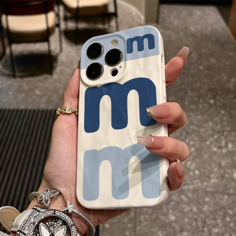 奥菲顿三个M字母适用iphone16/15pro褶皱11苹果14/12手机软壳13套