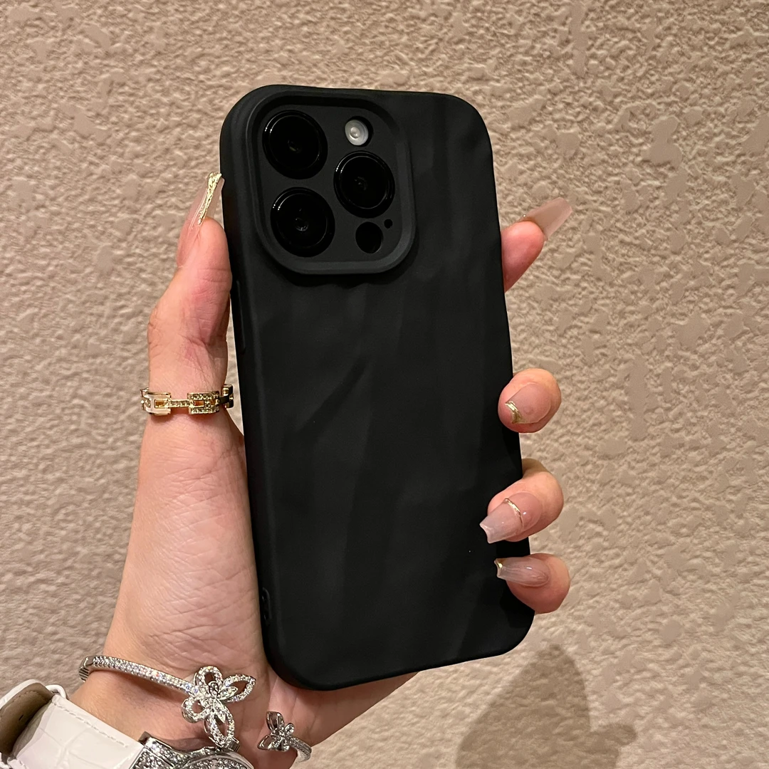 黑色高级磨砂褶皱iPhone15/14promax手机壳苹果13/12/11软套xr壳