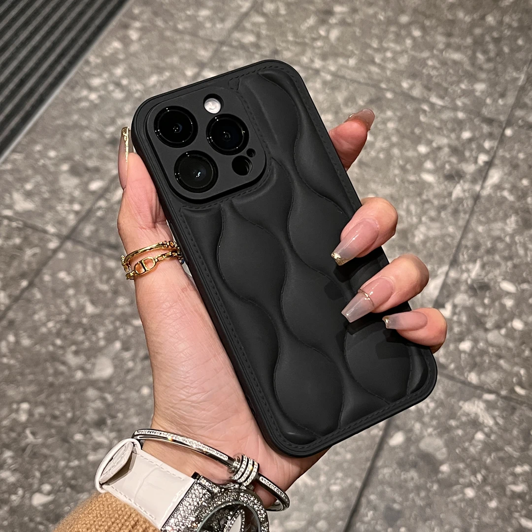 黑色绒服菱形波纹适用iPhone15/14promax手机壳11苹果13/12耐脏xr