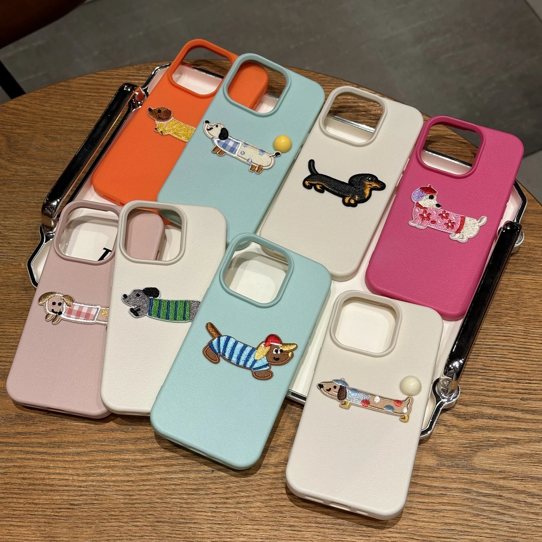 奥菲顿简约刺绣小狗贴件适用iPhone15/14pro荔枝纹手机壳苹果13套