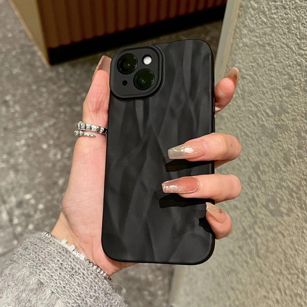 ins高级磨砂黑褶皱iPhone15/14promax手机壳苹果13/12/11软xr套xs