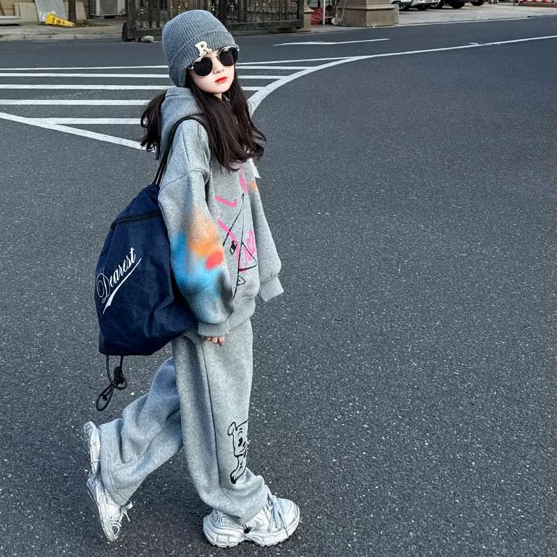 女童炸街加绒套装秋冬款中大童连帽涂鸦一体绒卫衣休闲运动两件套