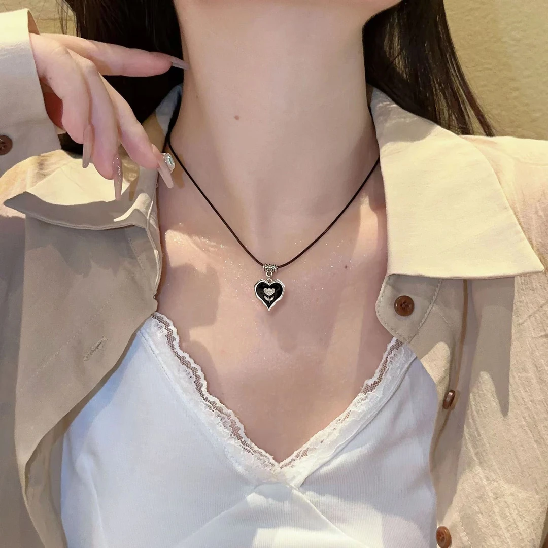 合金布艺项链 黑色爱心玫瑰花朵项链小众时尚爱心设计感坠链吊坠