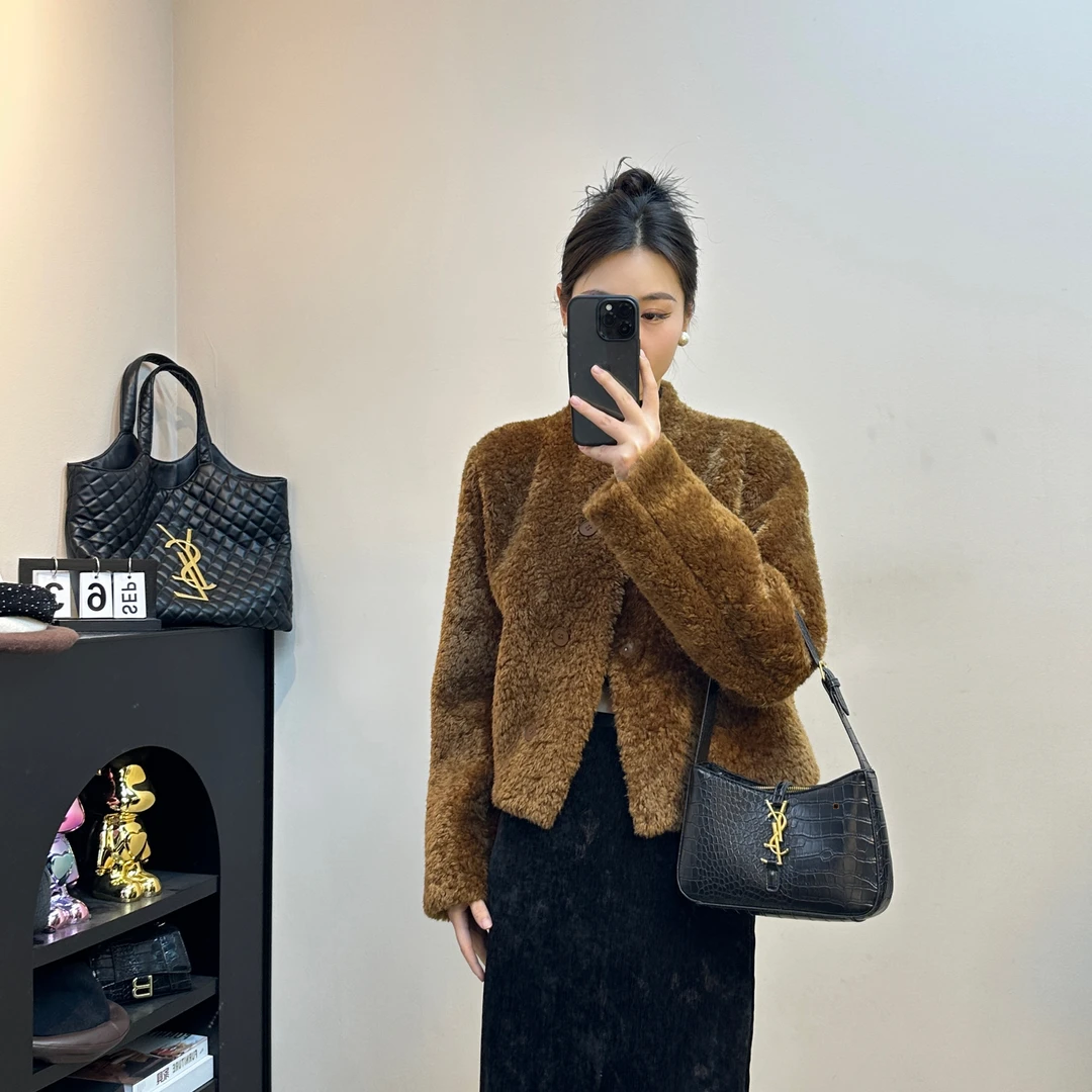 2024冬季新款高级感斜扣皮毛短款外套女气质百搭保暖时尚小个子女