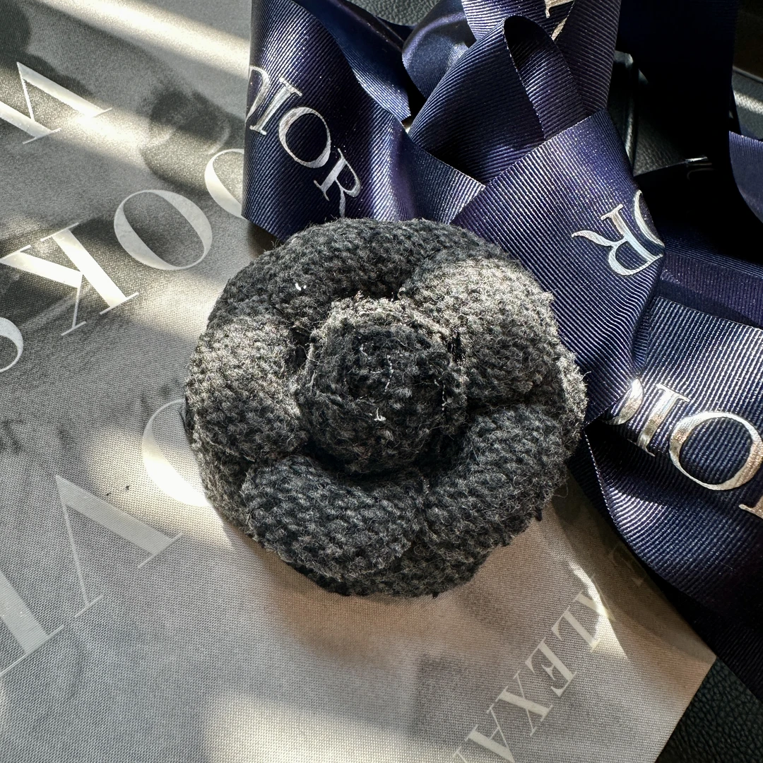 非金属布艺胸针 【PINZIKO】山茶花胸针~小香风时尚花朵胸针TJE371