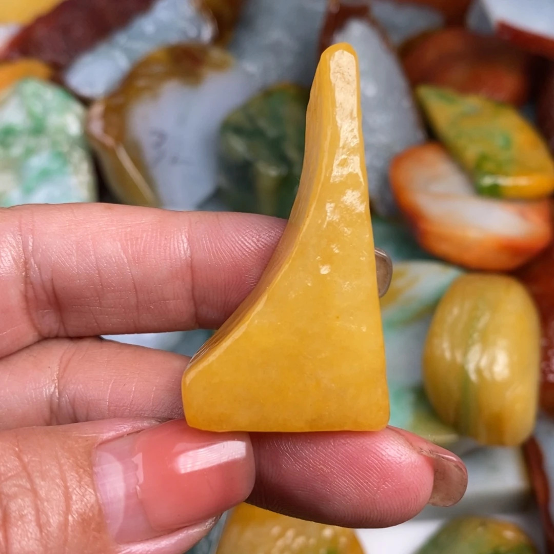 翡翠颈饰未镶嵌话****。