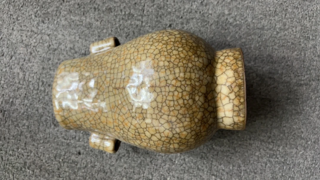 金丝铁线开片瓶。