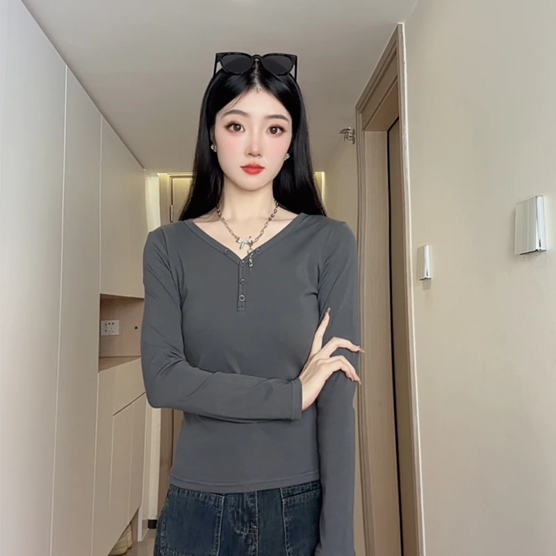 早秋新款长袖V领T恤女秋装纯色时尚百搭设计感装饰纽扣显瘦上衣