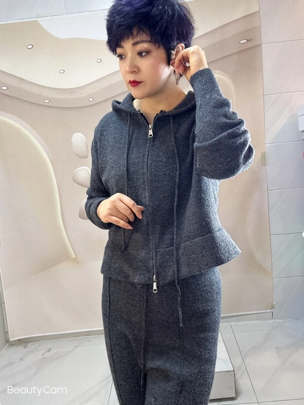 连帽卫衣毛衫开衫，拖地羊毛裤前开叉设计