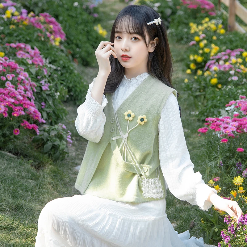 帛卡琪2024春秋新款斜扣V领针织马甲背心女立体花朵外搭无袖毛衣