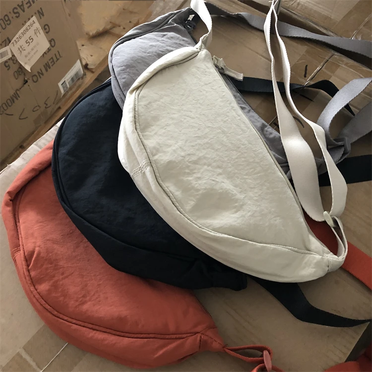 推荐！饺子包斜跨包防水尼龙百搭牛角包