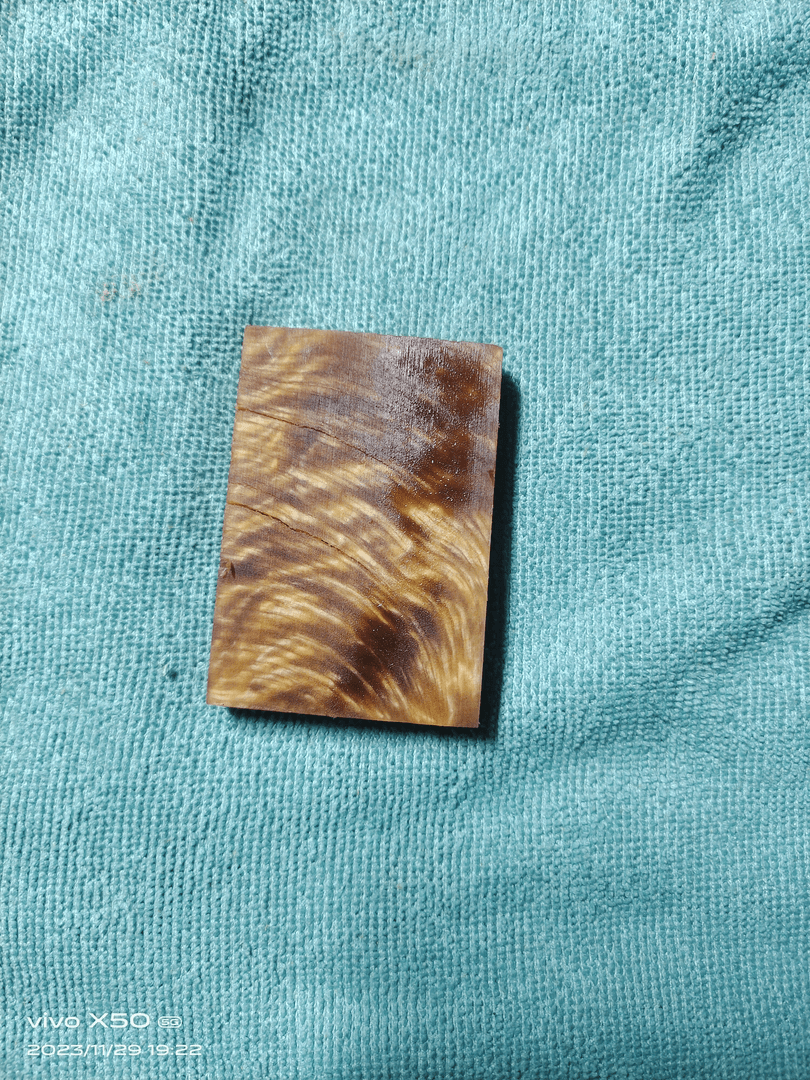 北沉香琥珀木小牌子微瑕疵