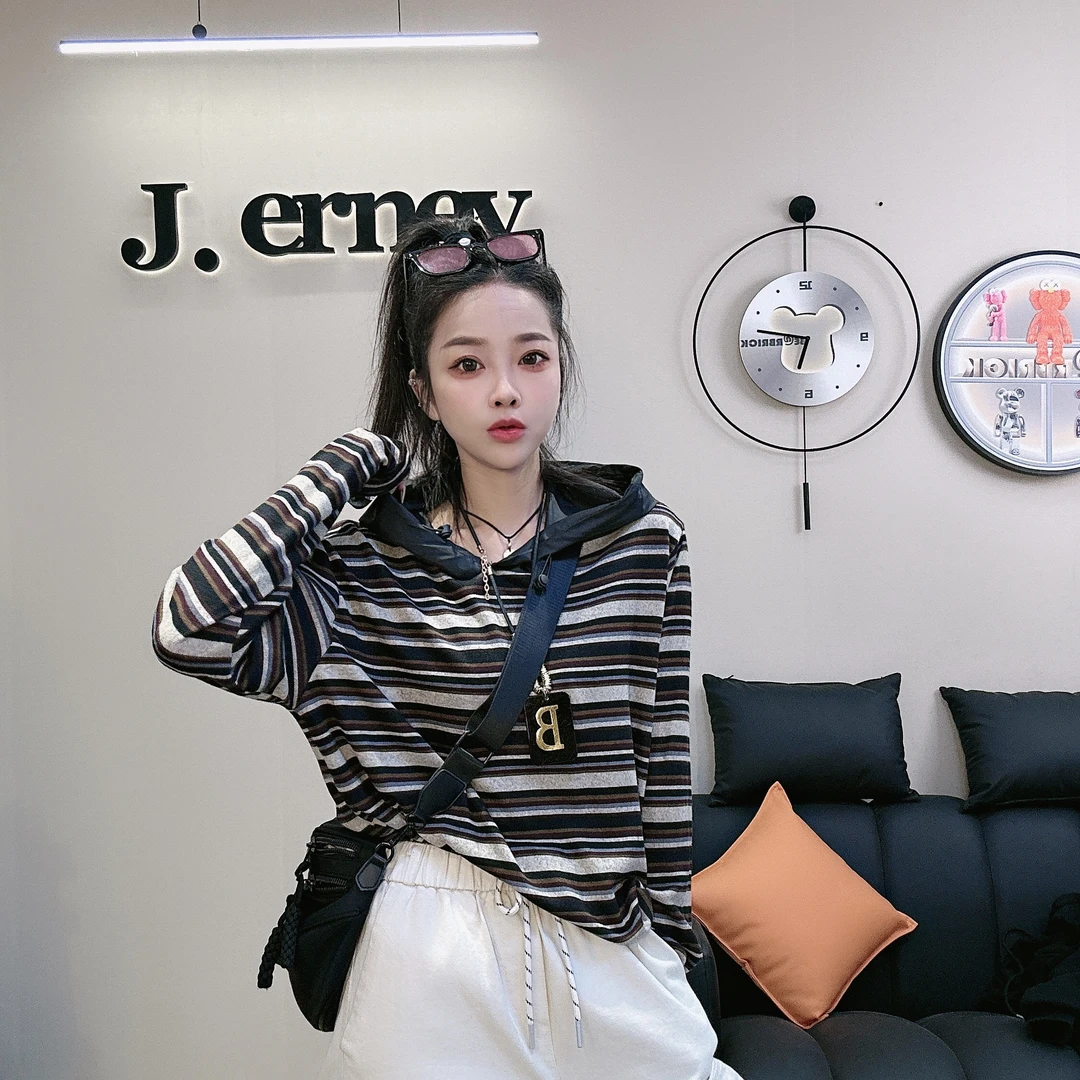 2024年秋季新款时尚洋气条纹撞色连帽长袖T恤女显瘦打底衫带帽韩