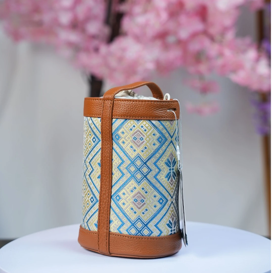 广西非遗壮锦包包丨牛皮水桶包女式包包