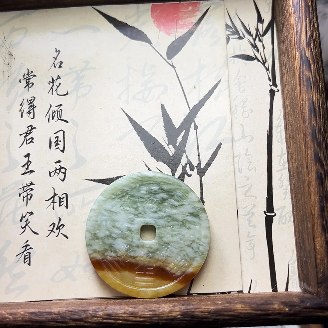 蛇纹石玉颈饰合金橘**盗微瑕