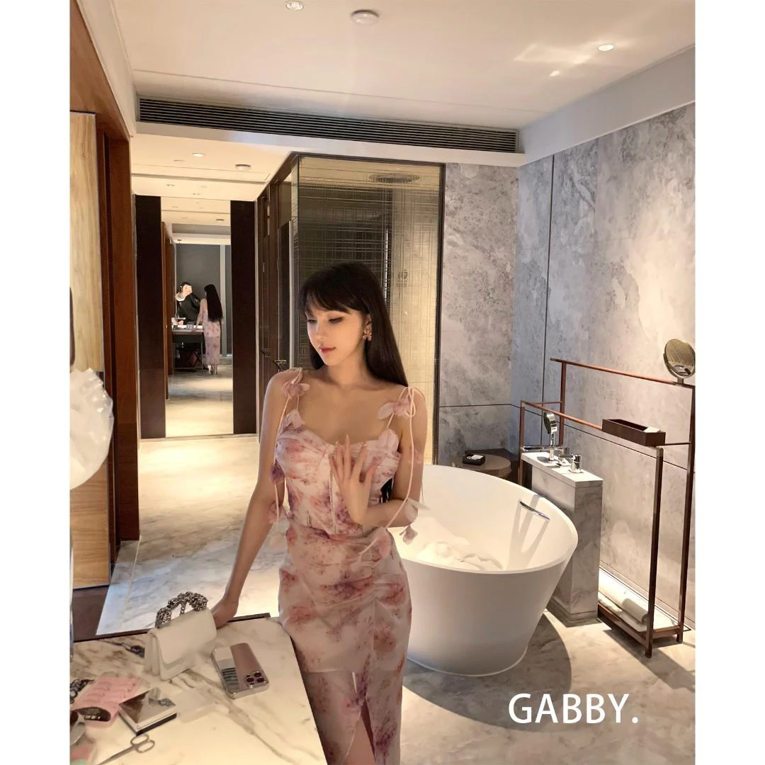 GABBY 2023春夏款碎花吊带立体花朵飘带连衣裙开衩显瘦仙气A2341
